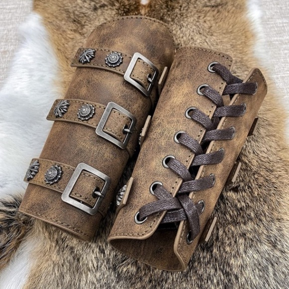 🆕 Medieval Leather Buckle Arm Bracers Knight LARP Renaissance Guards Armor NEW - Picture 2 of 7